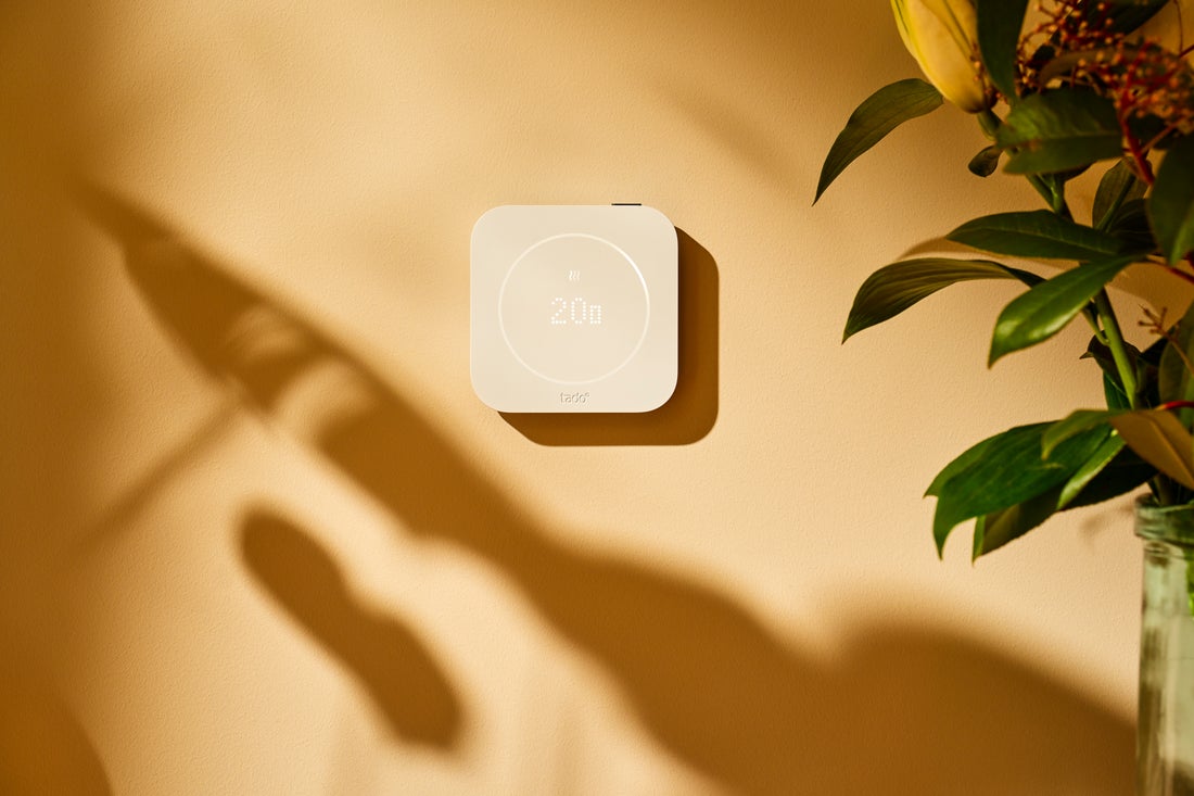tado° Smart Thermostat X cablato di seconda generazione bianco montato sulla parete